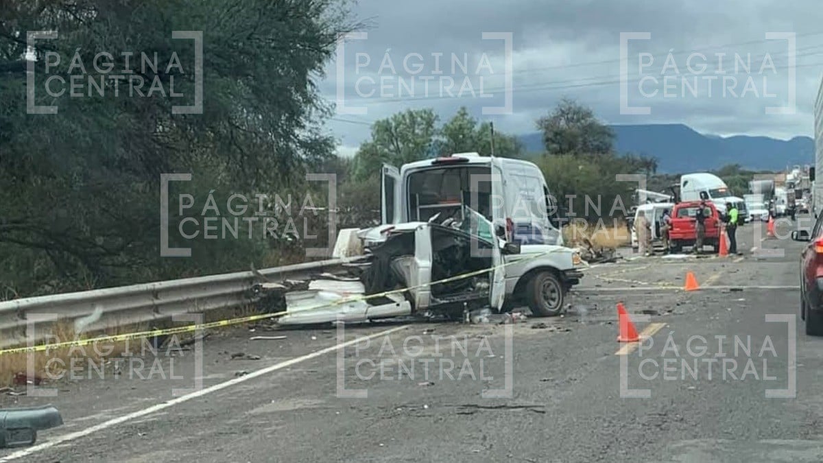Tráiler destroza a una camioneta sobre carretera y fallece el conductor