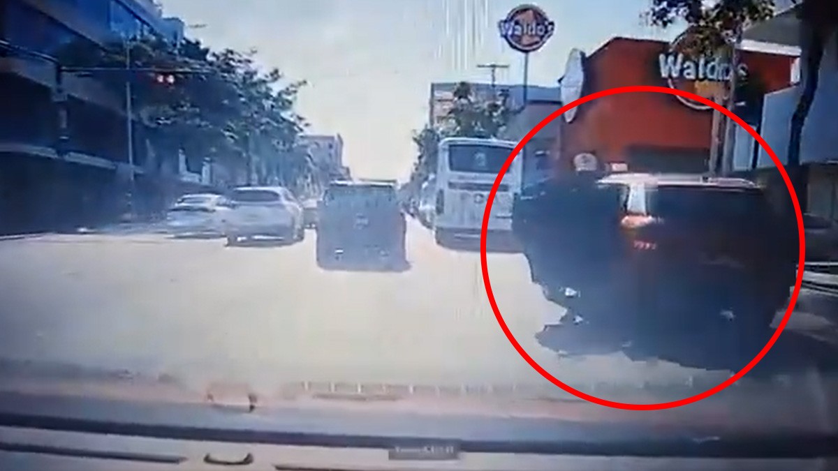 VIDEO ¡Desafían a la autoridad! Comando intenta robar un auto frente al Ayuntamiento