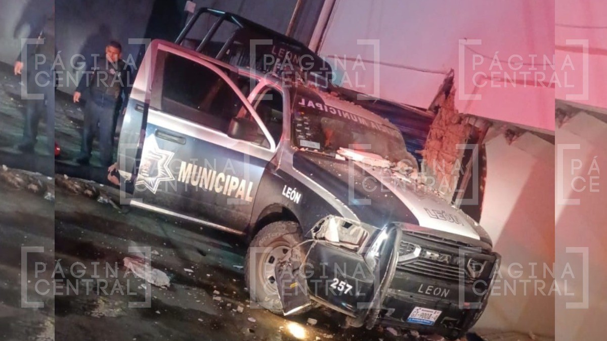 Chocan patrullas de la Policía de León en dos puntos de la ciudad; dos agentes heridos
