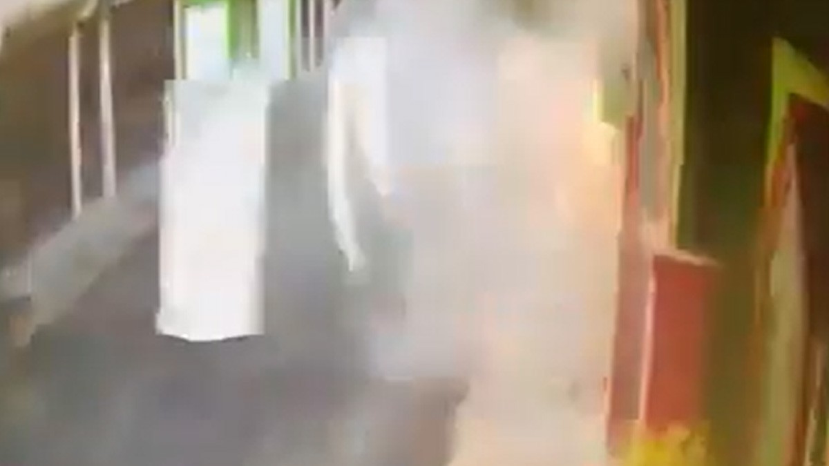 VIDEO Captan el momento en que una casa explota por acumulación de gas; hay 5 heridos