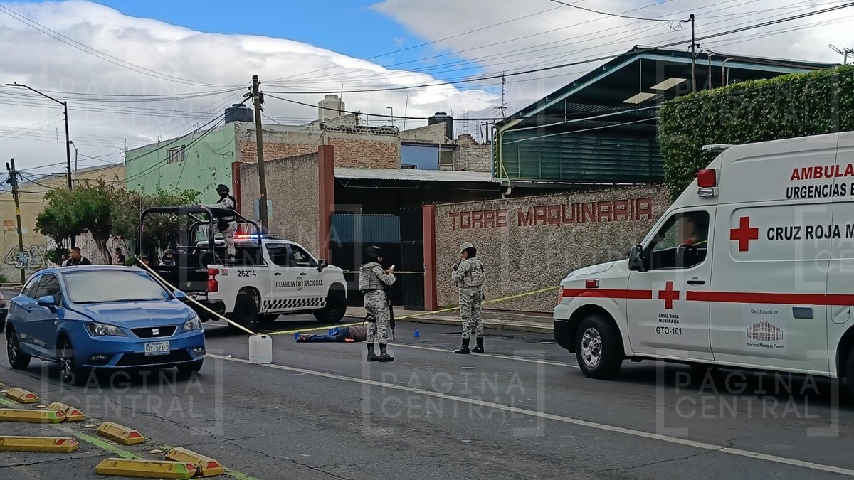 Lo persiguen hasta asesinarlo en una avenida, dicen que era limpiaparabrisas