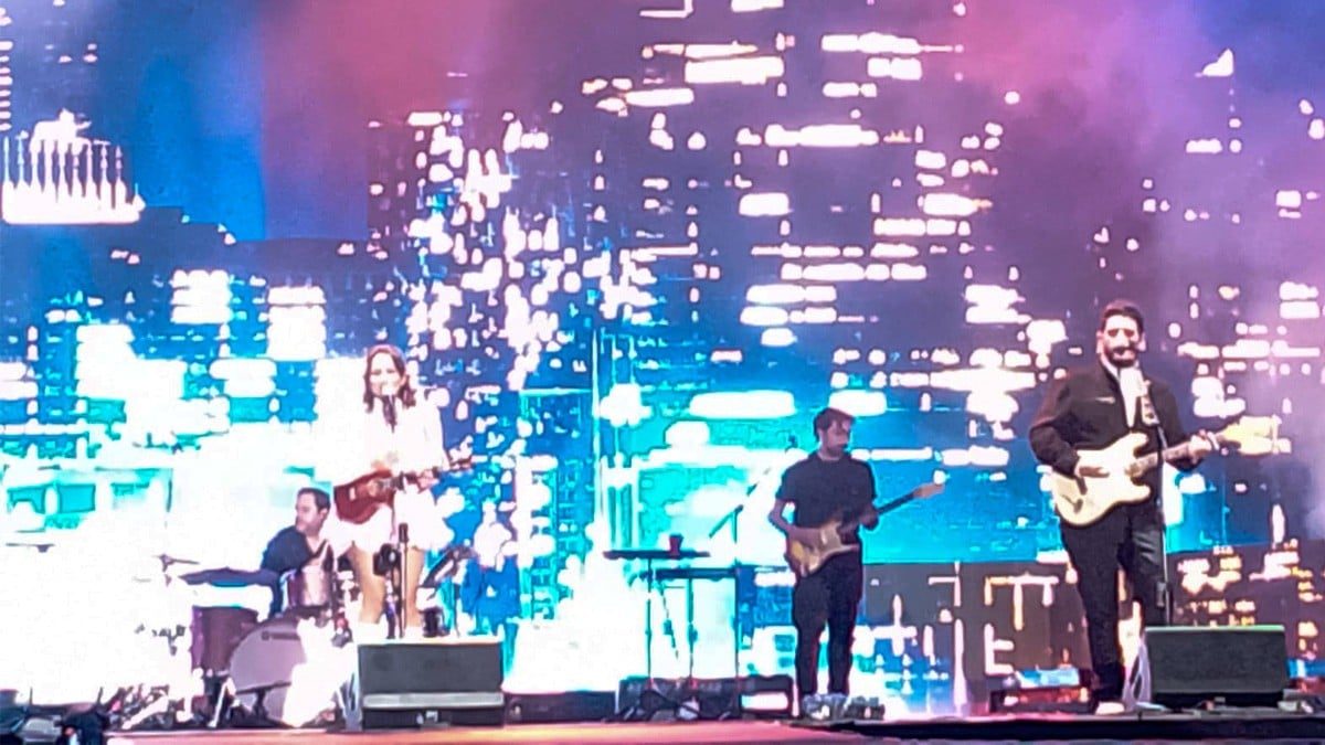 Tras una larga espera bajo la lluvia, fans disfrutan de Matisse en el Foro Mazda