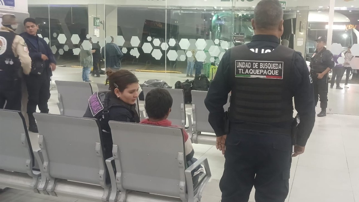 Retienen a niño de 9 años en la Central Camionera; iba a Sinaloa a buscar a sus papás