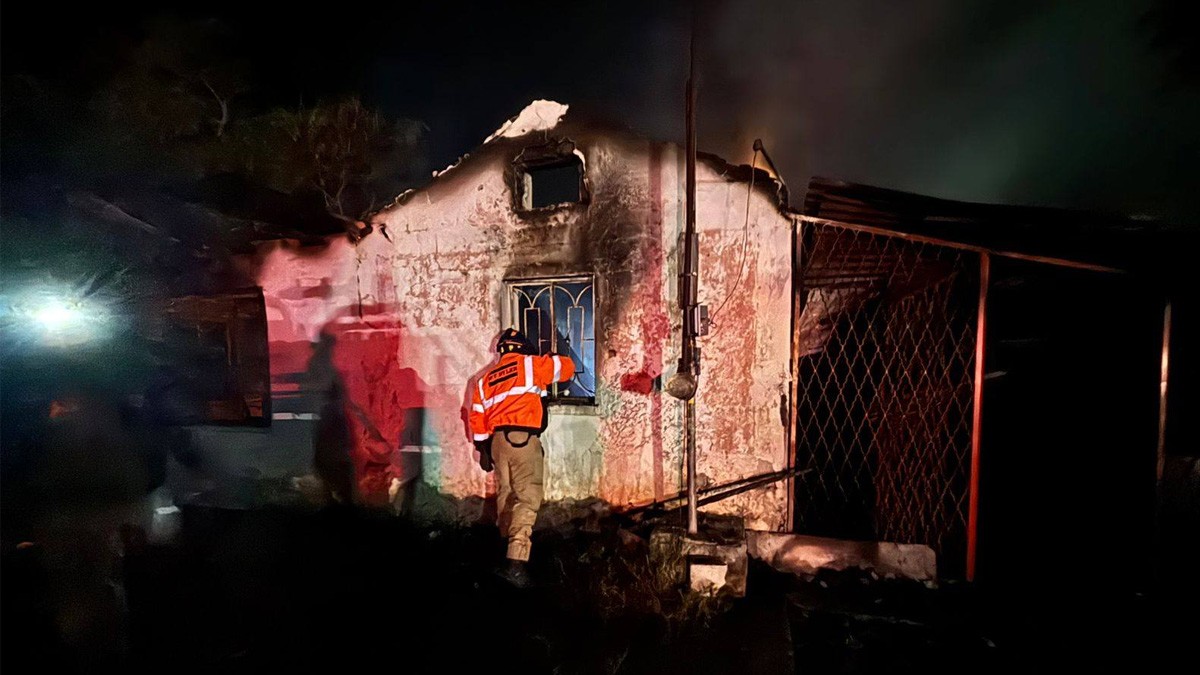 Prenden fogata para calentarse por la noche, pero casa se incendia y mujer muere calcinada