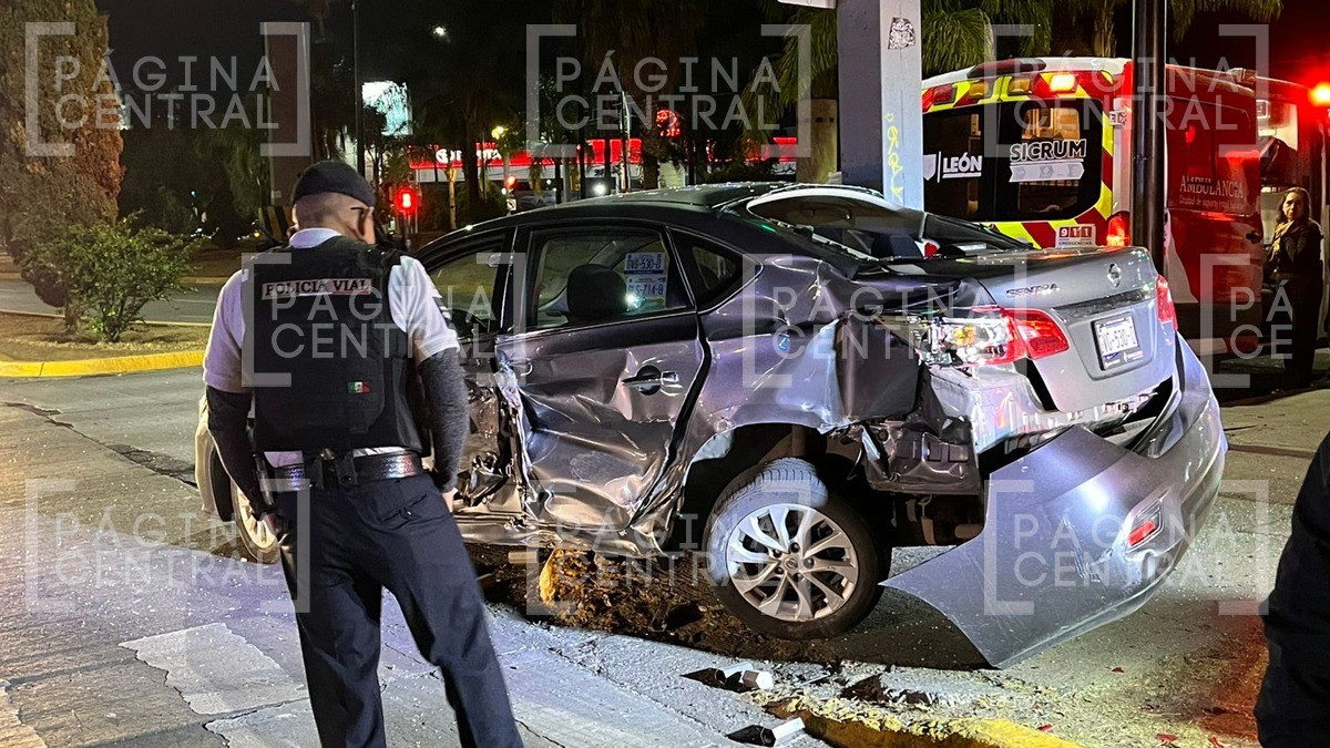 ¡No lo vio venir! Camión de Coca Cola choca contra auto en El Rosario, hay tres heridos