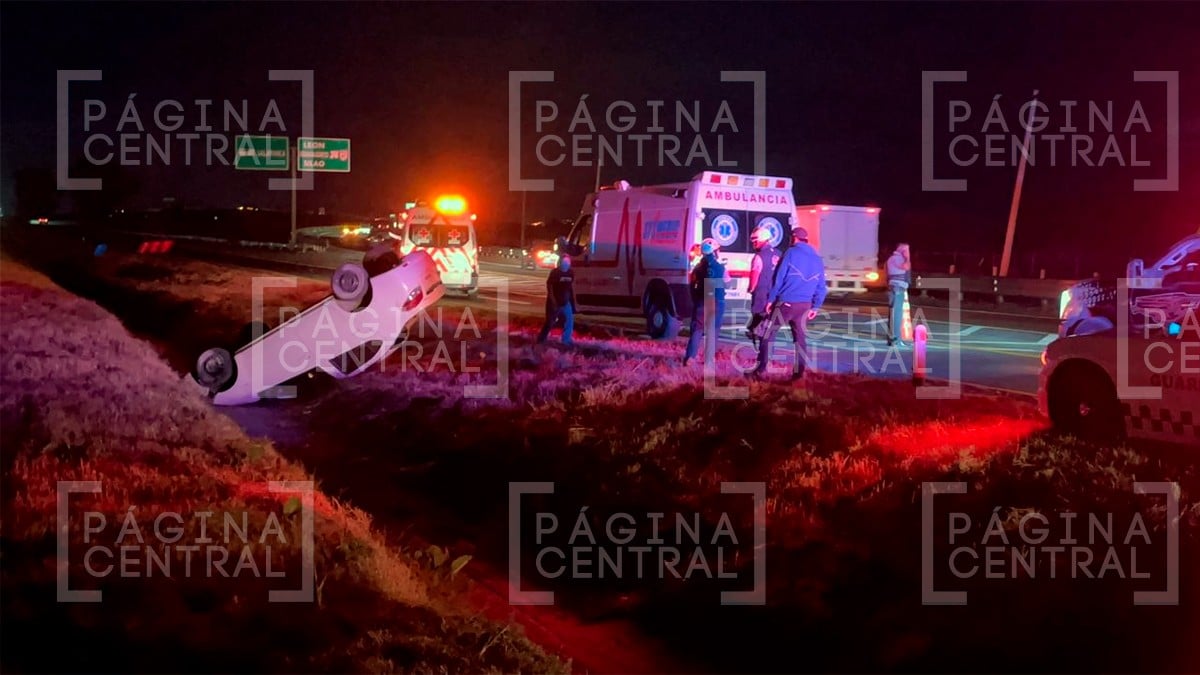 Mujer vuelca su carro en la León-Salamanca tras sufrir pinchadura de llanta