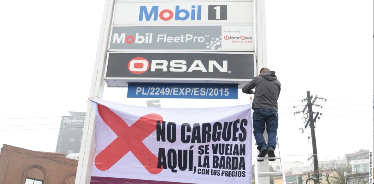 Colocan lonas con 'tache' a gasolineras en Guanajuato, Nuevo León, Durango
