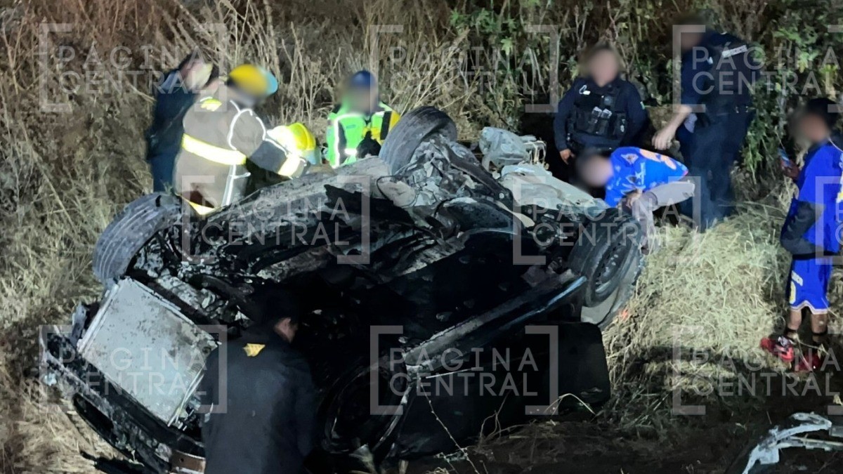 Vuelca familia sobre el Eje Metropolitano, hay tres personas heridas, una grave
