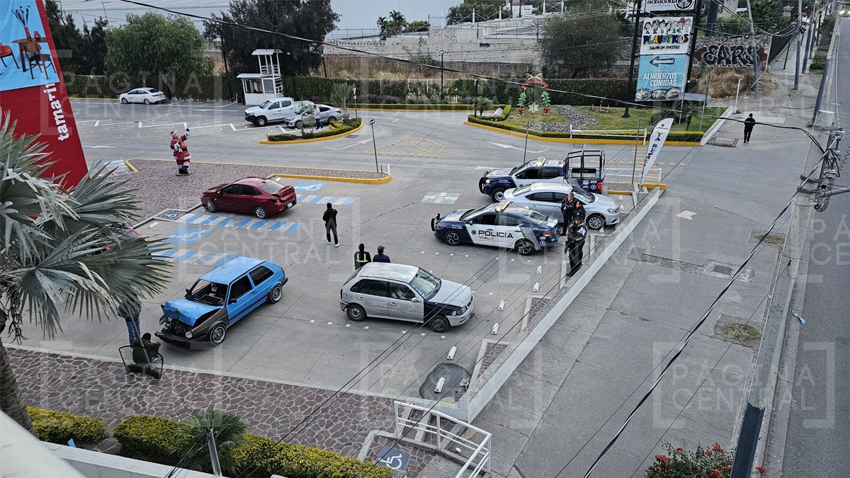 ¡Carambola! Chocan cuatro vehículos entre sí y paralizan el bulevar Aeropuerto