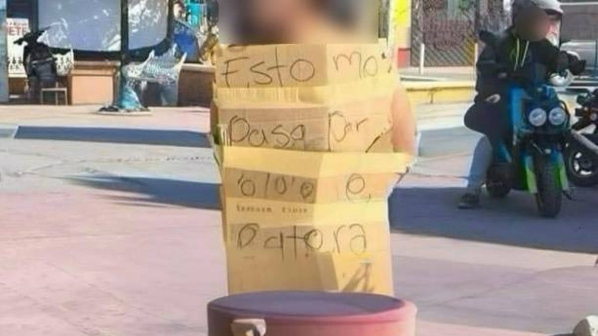 '¡Esto me pasa por robar' Amarran a poste a una mujer, habría tomado más de 20 mil pesos