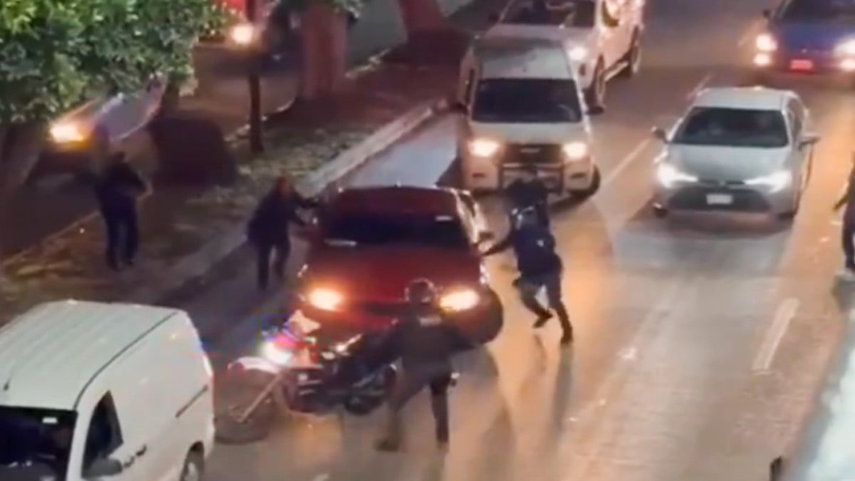 VIDEO Policías logran detener a conductor de un Camaro tras persecución y balacera