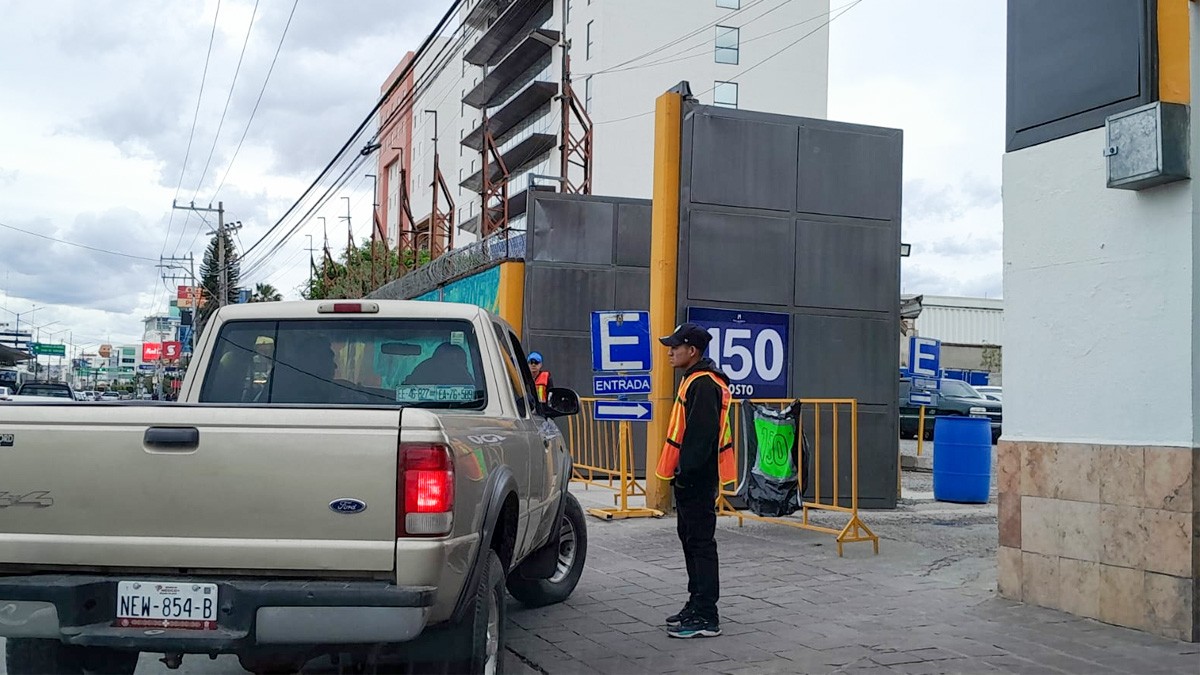 ¡Qué abuso! 'Viene viene' cobran hasta 120 pesos por cuidar autos cerca de la feria