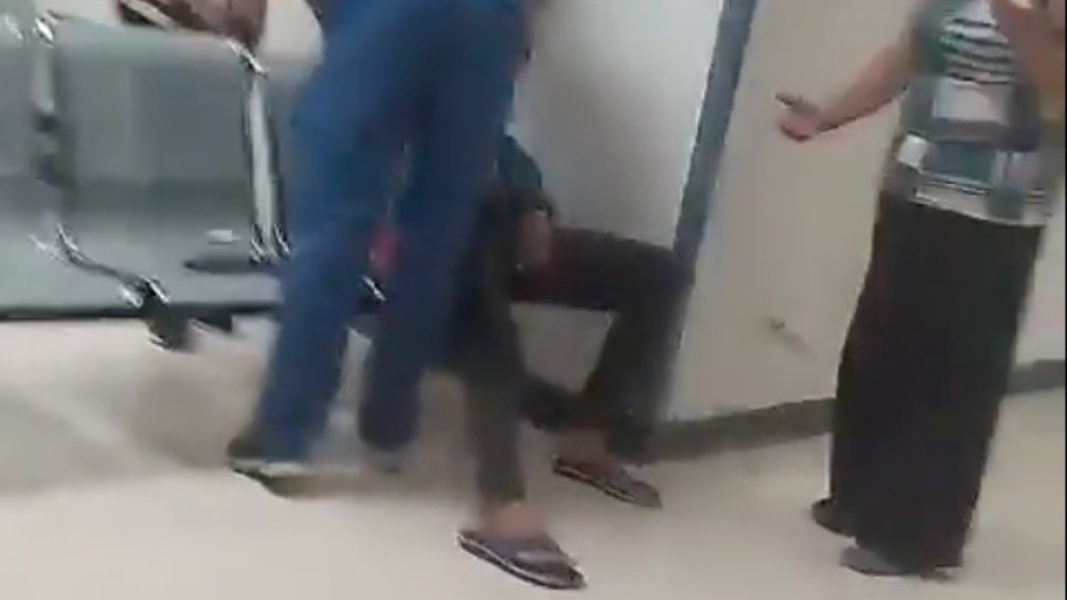VIDEO “Lo dejaron morir” Mujer graba a hombre que murió en sala de espera de hospital