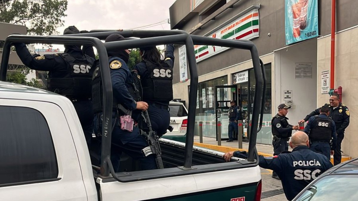 Hombre ataca a su expareja con un machete, pero su hijo y su novio actual la rescatan