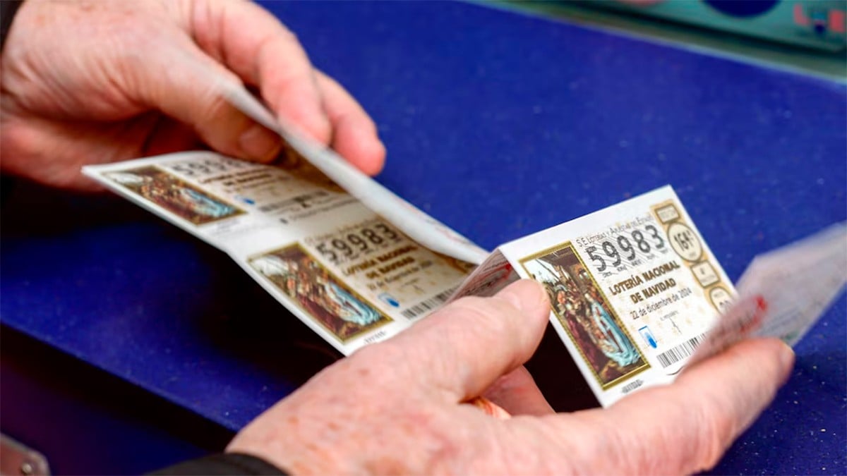 Hombre gana más de 100 millones de pesos al jugar por primera vez a la lotería