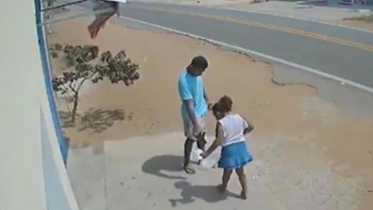 ¡Todo por una moneda! Papá e hija se salvan de que un auto sin control los atropellara