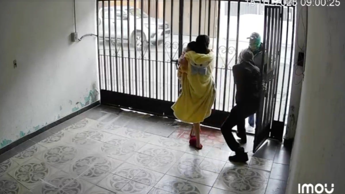 VIDEO Ladrones vestidos de trabajadores de empresa de tv de paga roban a familia