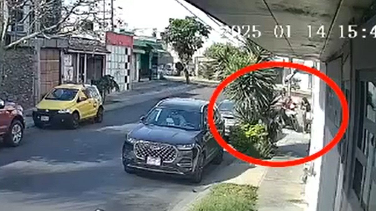 VIDEO Captan cuando ladrones en moto asaltan a una niña de 11 años en plena calle