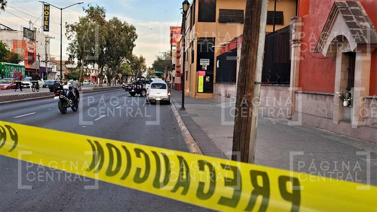 Hombre arreglaba auto frente a Templo de San Miguel, lo balean y pide ayuda en comandancia