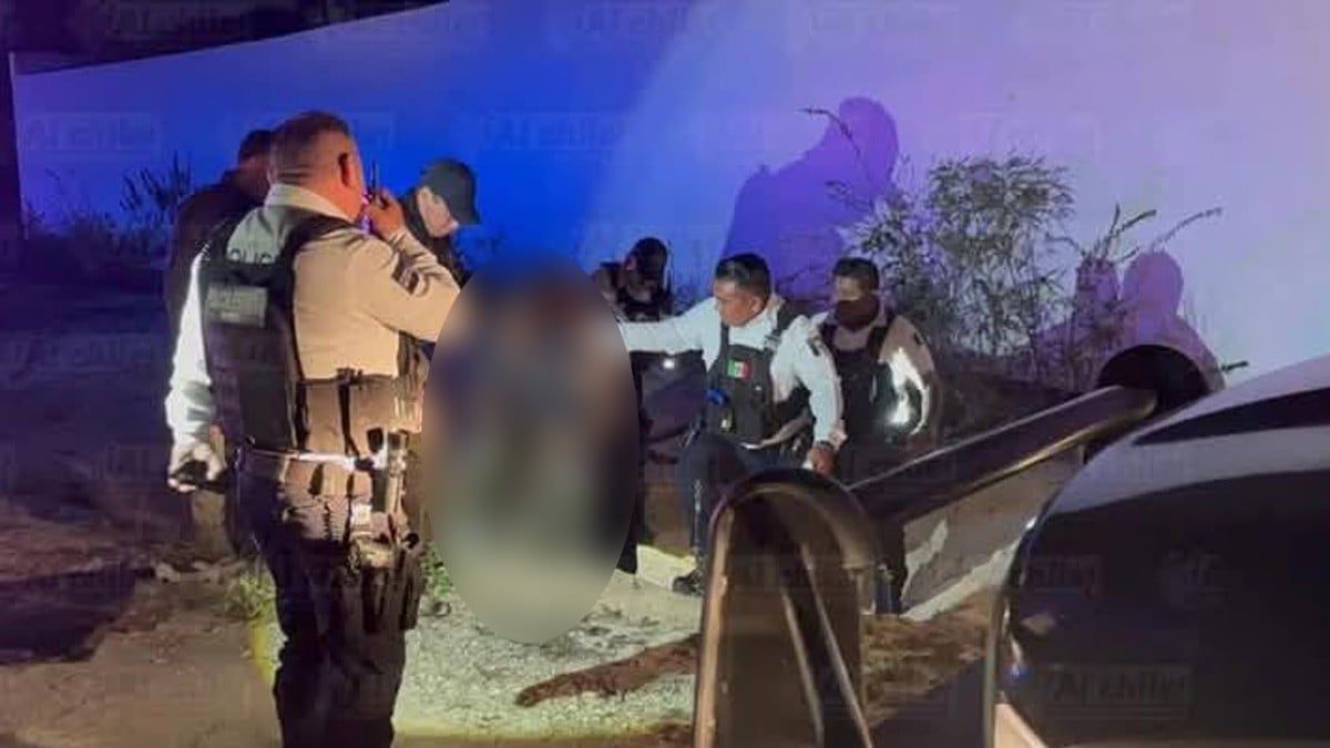 Policía rescata a un hombre al que golpearon y enterraron vivo al lado de la carretera