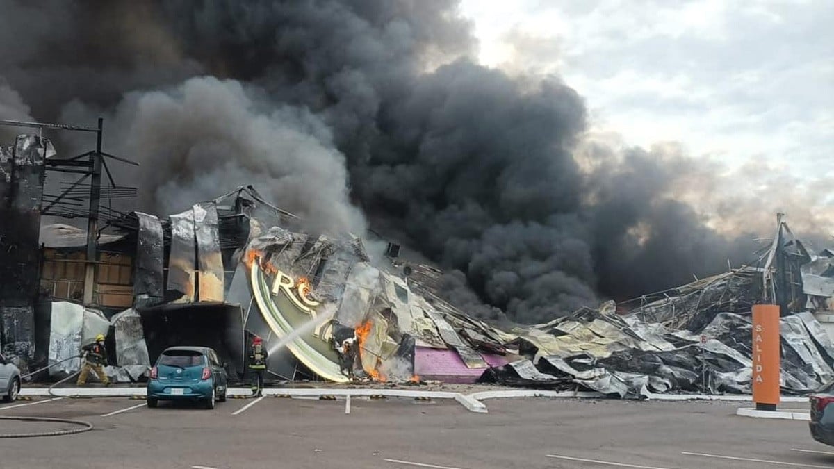 VIDEOS ¡Impresionantes llamas! Fuerte incendio consume un casino en una plaza comercial