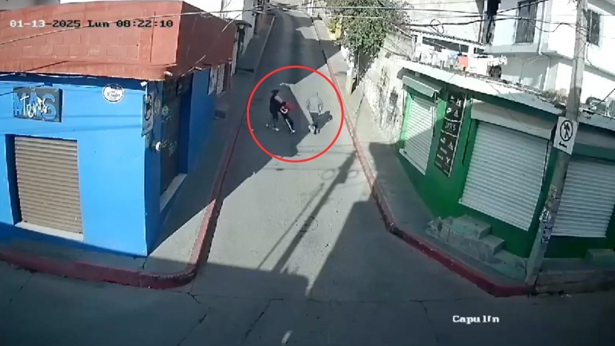 VIDEO Captan a encapuchado que intenta asaltar a mamá e hijo cuando iban a la escuela