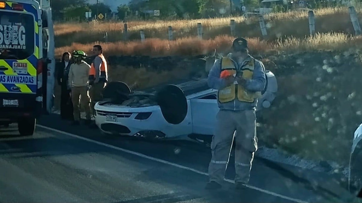 Auto con tres leonesas se vuelca en la carretera a Guanajuato capital