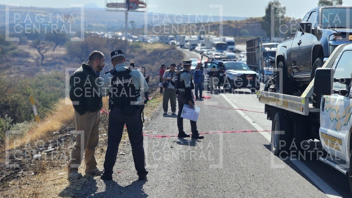Hombre 'clava' su moto atrás de camioneta en carretera y muere al ‘volar’ como 50 metros