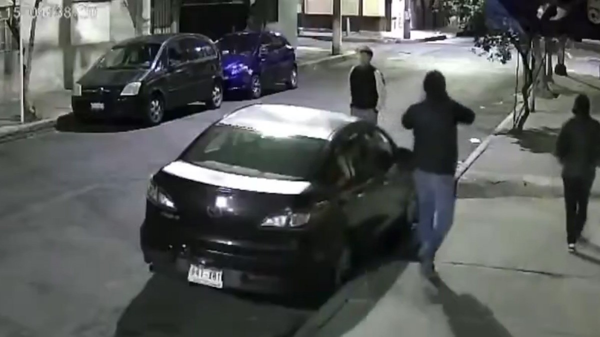 VIDEO Estudiante esperaba el camión, pero tres ladrones lo someten a golpes y le roban