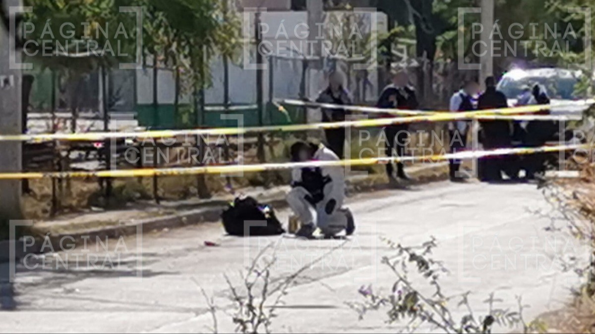 ¡Horror! Vecinos iban caminando cuando encontraron un cuerpo embolsado a media calle