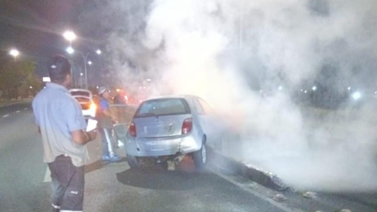 Choca en el Libramiento, su auto se incendia y va grave al hospital, dicen que iba ebrio