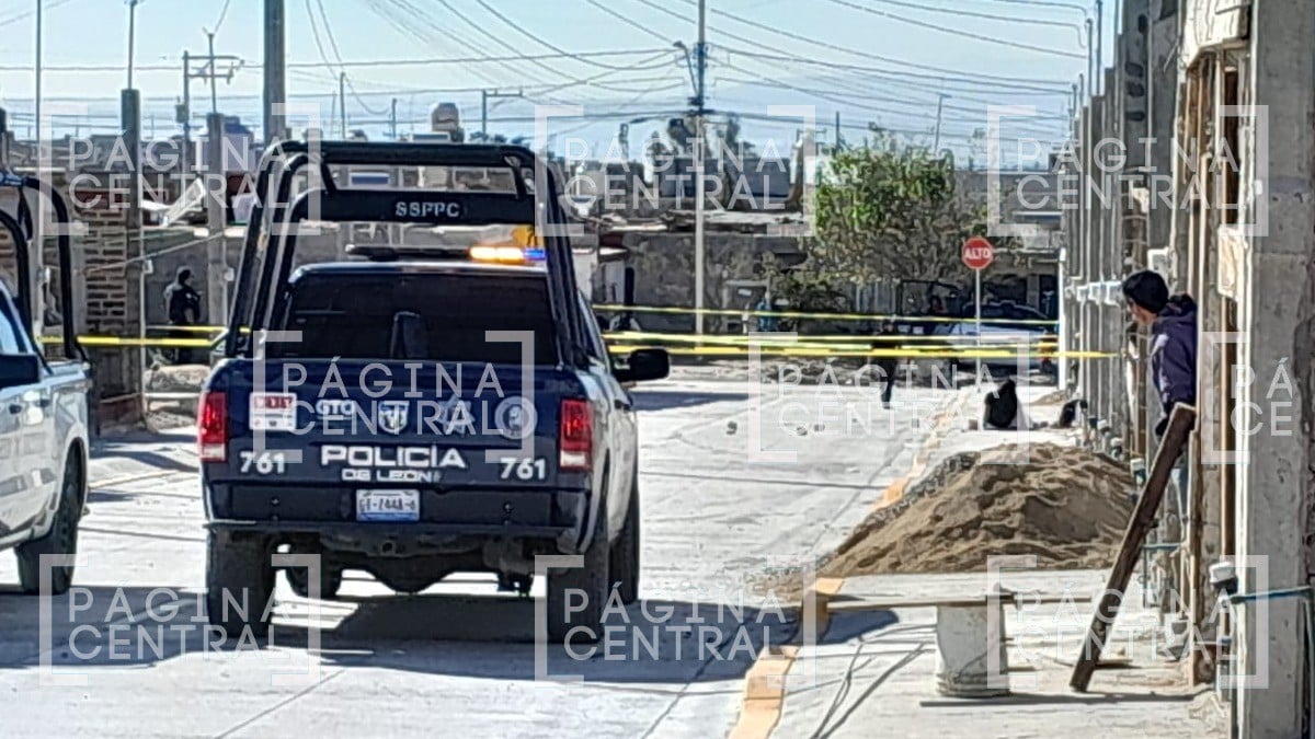 Caminaban por la calle y los atacan a balazos en la colonia El Recuerdo, uno muere