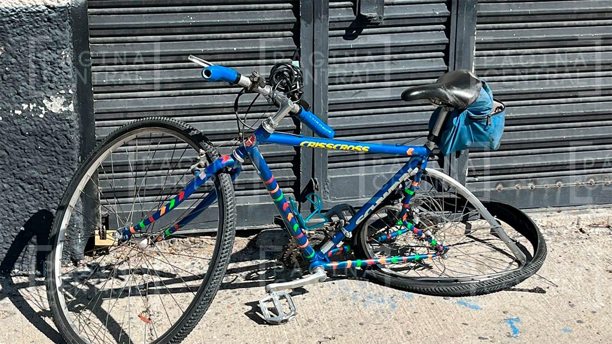Camioneta impacta a abuelito ciclista y lo avienta varios metros en 5 de Mayo