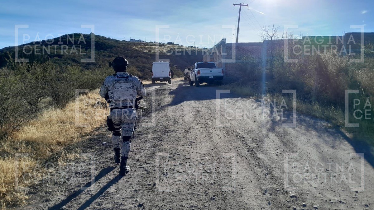 Amanecen con un cuerpo encobijado en Mesa de Medina, lo dejan sobre camino de terracería