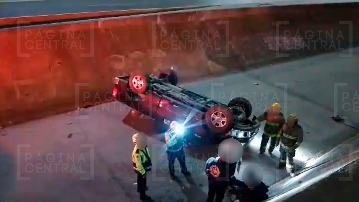 No quisieron ceder el paso y dos coches chocan, uno terminó volcado en el Malecón del Río