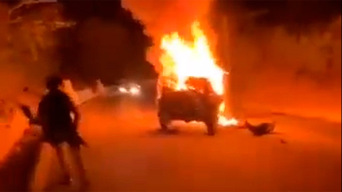 VIDEO Chocan en su Jeep en la carretera y se incendia, dos mujeres fallecieron