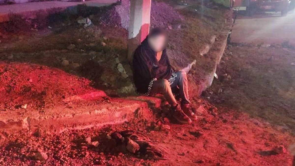 Caminaba por la calle alcoholizado y cae 3 metros a zanja del drenaje ¿qué le paso?