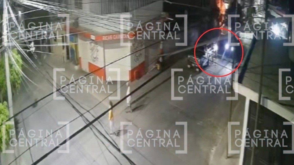 VIDEO ¡Qué susto! Niños caminaban por la calle y camioneta los avienta en Vista Hermosa