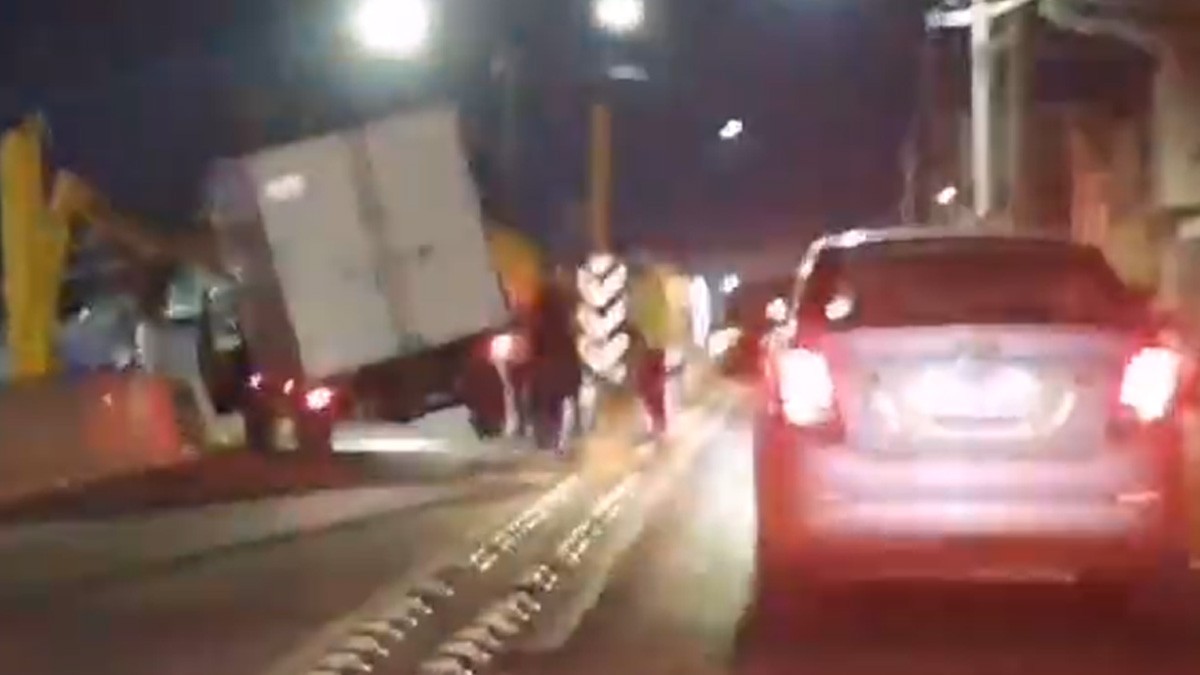 VIDEO ¡Oootra vez! Camioneta se impacta en uno de los arcos de acceso al Malecón del Río