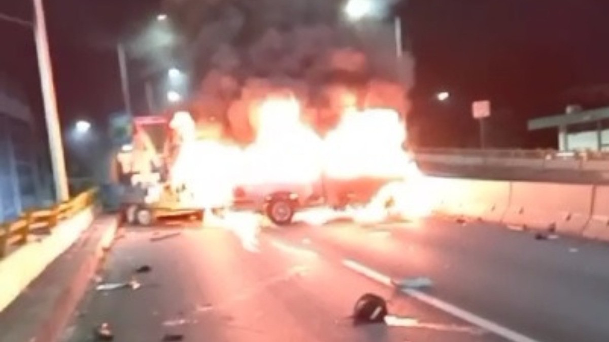 ¡Caótico! Camioneta que llevaba juego mecánico choca contra moto y luego se incendia