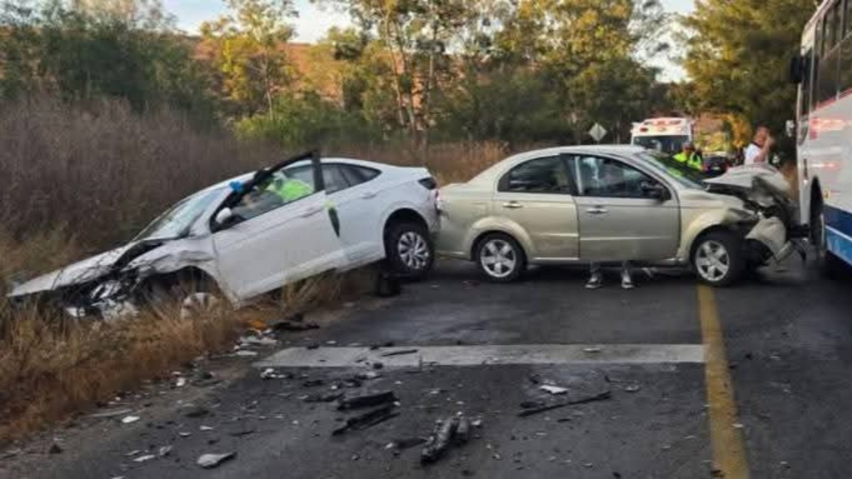 Intenta rebasar en curva y choca de frente, hay al menos dos personas heridas