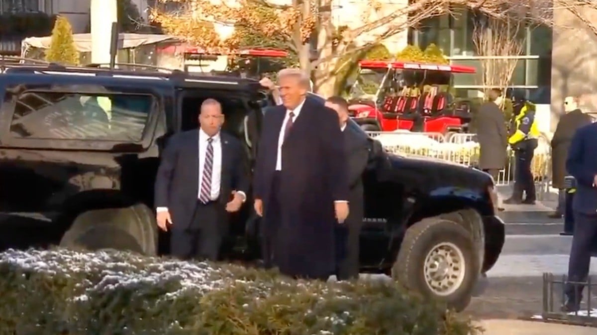 Acude Trump a iglesia antes de asumir