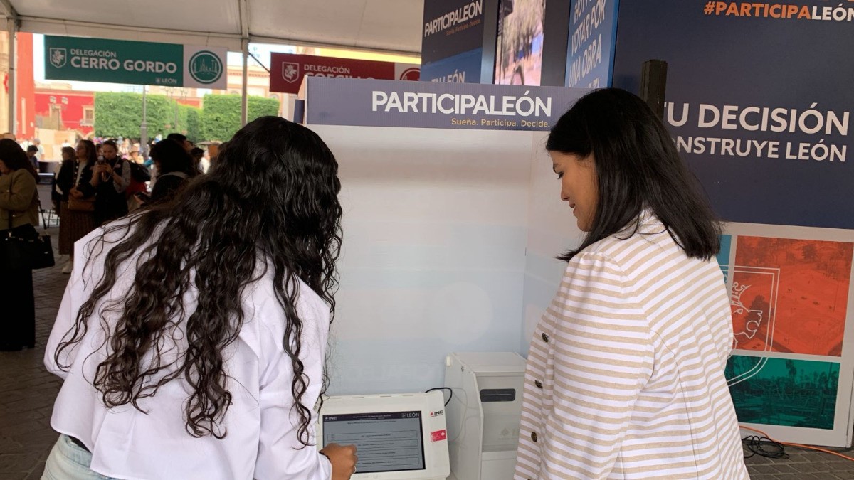 Miles de leoneses votan por las obras de sus sueños en varios puntos de la ciudad