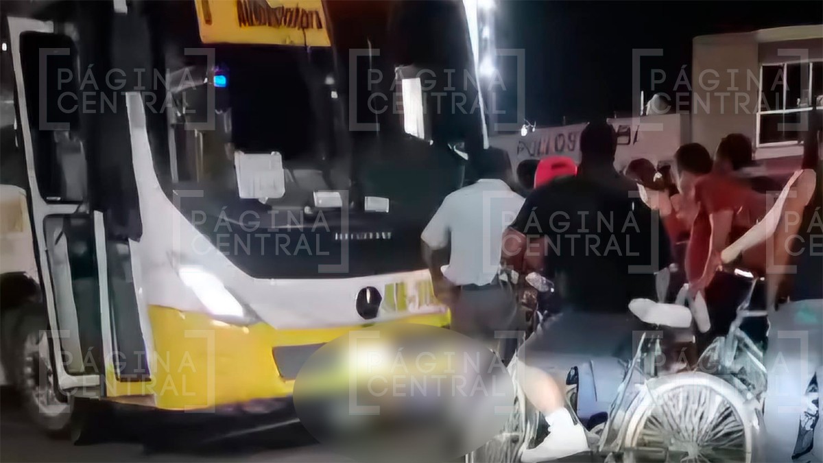 Mujer ciclista intenta ganarle el paso a un camión urbano y es arrastrada varios metros