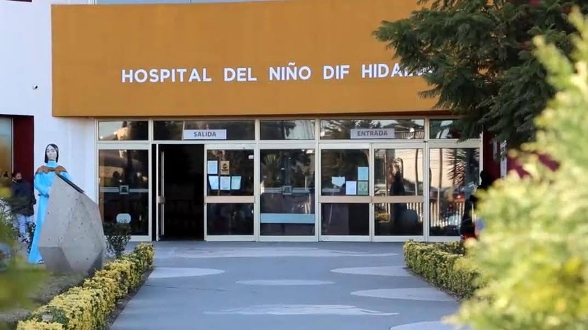 Madre adolescente abandona en la calle a su bebé; padres la entregan a la Policía