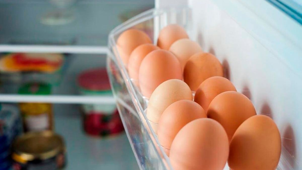 ¿Por qué guardar huevos en la puerta del refrigerador es una mala idea?