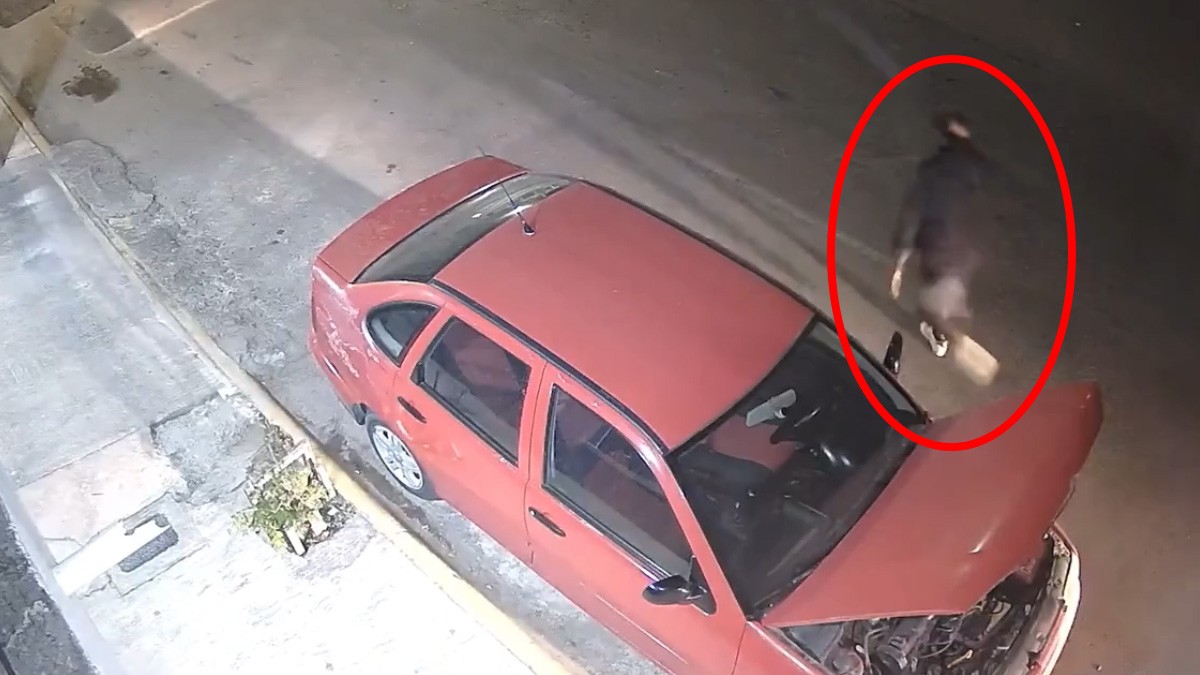 VIDEO ¡Héroe! Chofer del transporte público ahuyenta a ladrón que robaba autopartes
