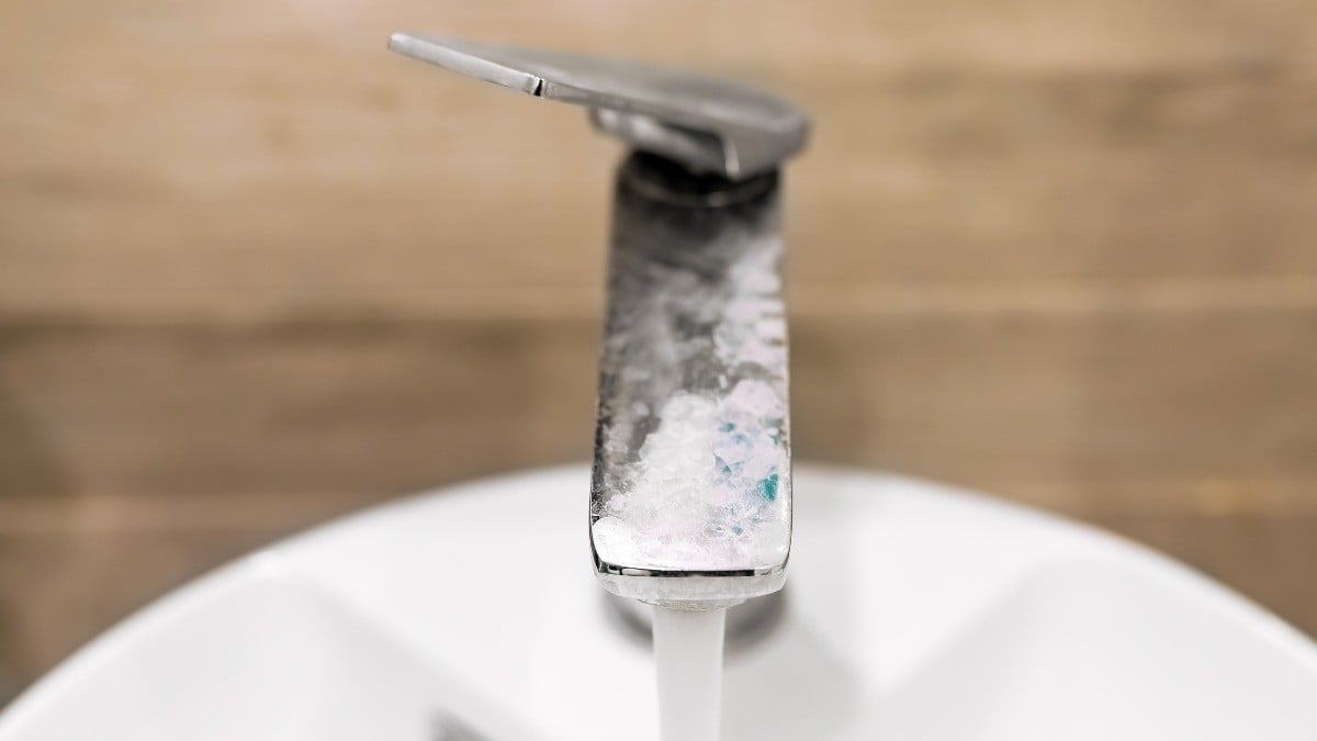 Con estos dos ingredientes que tienes en casa, elimina el sarro de las llaves