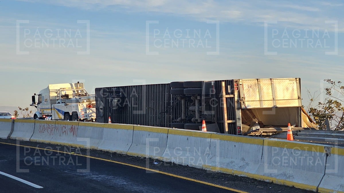 Tráiler cargado con cajas de carne se vuelca sobre la carretera León-Aguascalientes