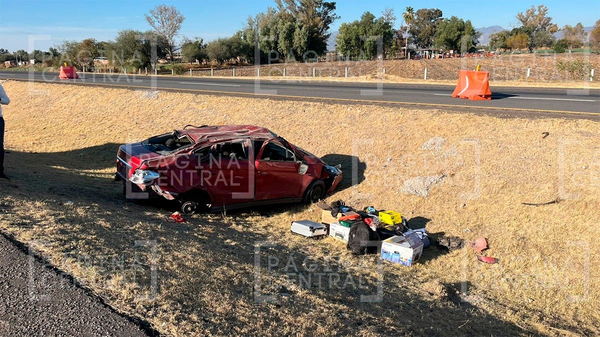Sufre pareja aparatosa volcadura, su vehículo dio varias vueltas y terminó en una zanja